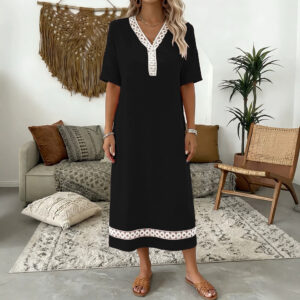 Elegant midi kjole med blonder og lange ærmer