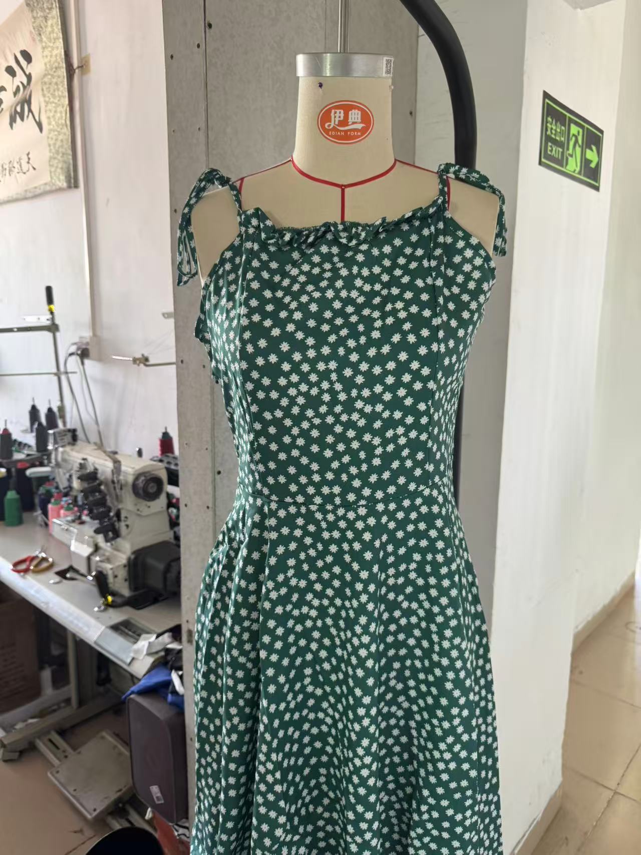 Blomstret kjole med justerbare stropper - Billede 2
