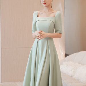 Elegant selskabskjole i fransk stil