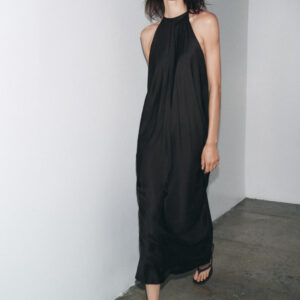 Elegant satin kjole med halterneck