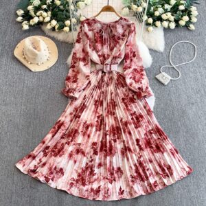 Elegant kjole med print og plisseret skørt