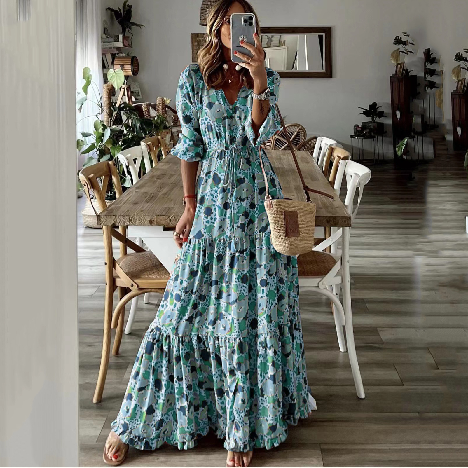 Boheme maxikjole med blomsterprint og V-hals - Billede 2