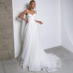 French-style Strapless Wedding Dress With A Bow Featuring A Tulle Train